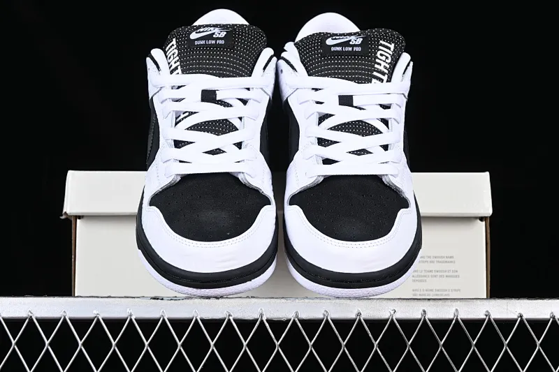 All categories Nk SB Dunk series Nk SB Dunk Low low-top sneakers J version Tightbooth x Nk SB Dunk joint model Reverse Panda SB low-top casual sports skateboard shoes FD2629-100
